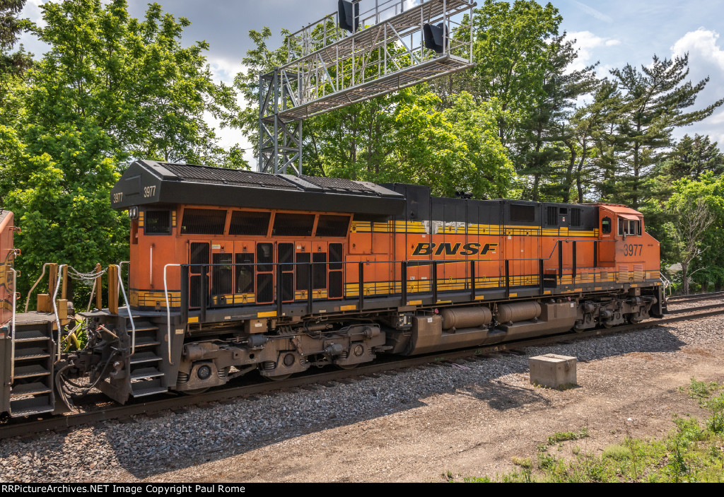 BNSF 3977, GE ET44C4 Tier 4, westbound Z-Train